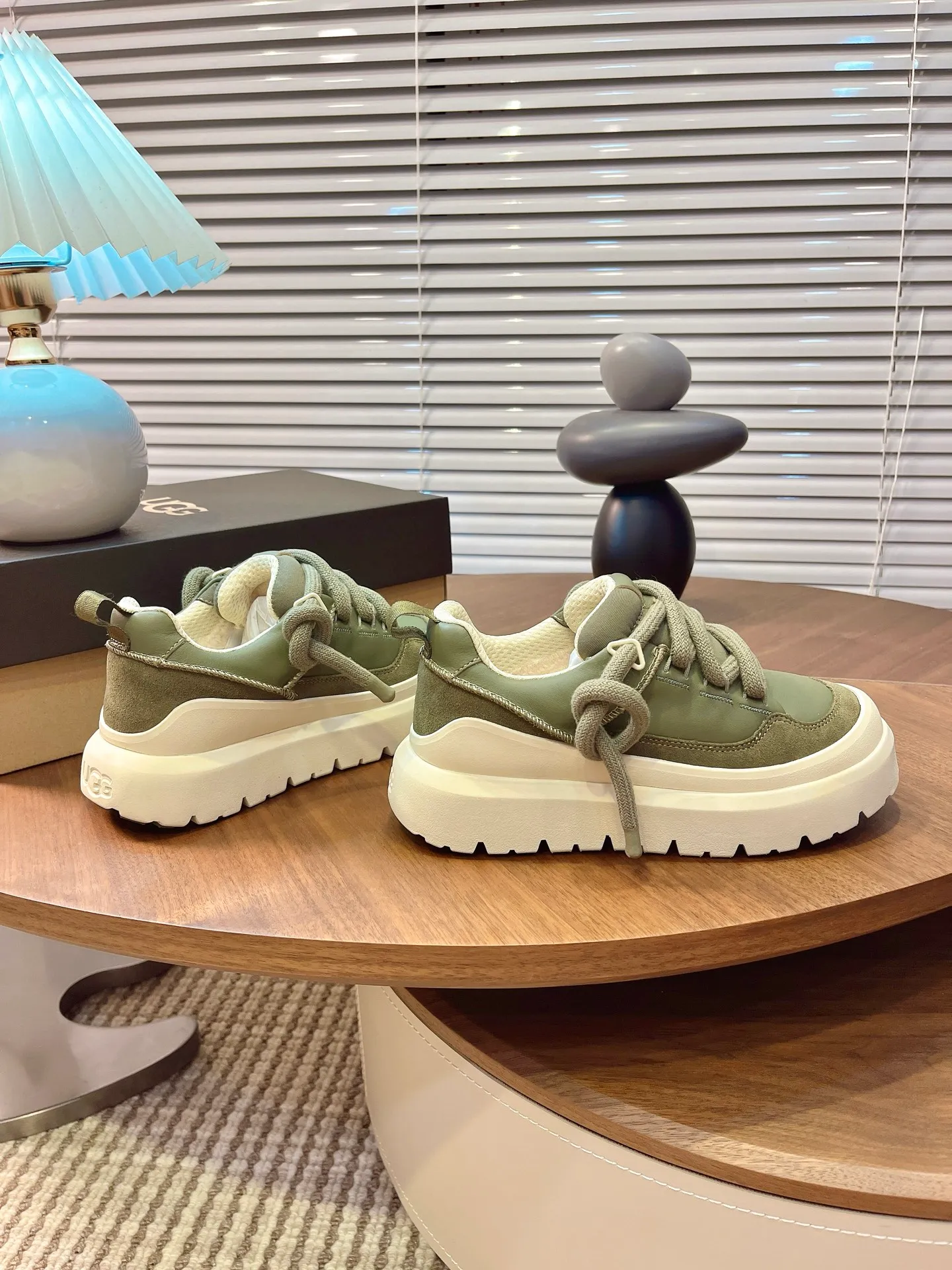 [UGG] P: 600💰 Couple shoes Size: Women's size 35-40 / Men's size 40-44 ugg top quality G131 What you see is what you get UGG new autumn and winter couple series cotton shoes snow boots cotton shoes fur shoes As a leading brand, this new pair also continues its consistent concept of comfort. It is light and comfortable on the feet, as if stepping on clouds. Moreover, its sole is made of EVA material, which is non-slip and wear-resistant. It is stable whether walking or running. You no longer have to worry about tired feet from walking! In addition to comfort, the design of this new pair is also super fashionable! The simple lines and smooth tailoring can be matched with both casual wear and formal occasions. Moreover, the plush decoration on the upper is the finishing touch, making the whole pair look more cute and playful. It is definitely a must-have item for trendy women! Upper: nubuck leather lining: wool